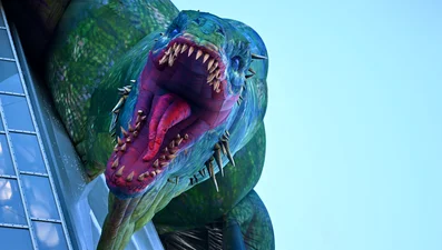 Фото дня: гигантский дракон "захватил" Эмпайр-Стейт-Билдинг – что происходит