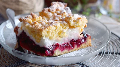 Його готували наші бабусі: рецепт пісочного пирога з вишнями від Дарії Цвєк