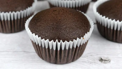 Райське поєднання: як приготувати дуже смачні шоколадні кекси з вишнями