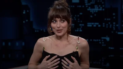 Бретелька не витримала: Дакота Джонсон ледь не оголила груди в прямому ефірі