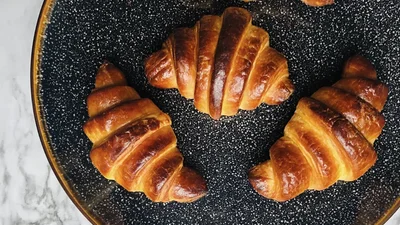 Пухкі та м'якенькі: відеорецепт домашніх рогаликів з черешнями