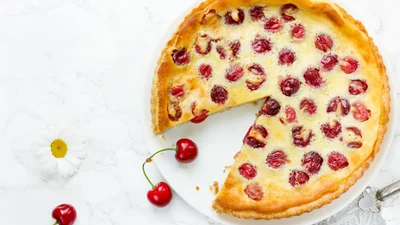 Шарлотка з вишнею – простий і швидкий пиріг, який приготує і дитина