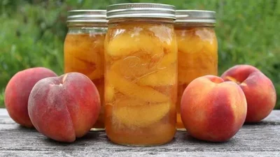 Смачні закрутки на зиму: перевірений рецепт консервованих персиків у сиропі