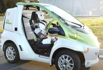В Японії гуманоїдного робота навчили керувати автомобілем – відео