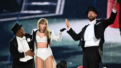 Тейлор Свіфт вперше вивела свого бойфренда Тревіса Келса на сцену – реакція фанів