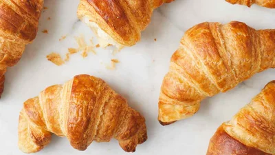 Завтрак как у парижанки: как испечь хрустящие круассаны с вишней