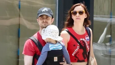 Family look: папочка Дэниел Рэдклифф и его девушка гуляли с сыночком