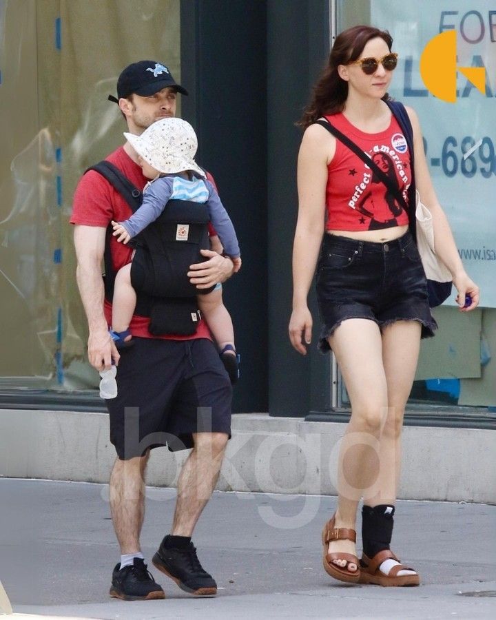 Family look: папочка Дэниел Рэдклифф и его девушка гуляли с сыночком - фото 620828