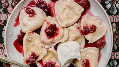 Надзвичайно пишні: готуємо вареники з вишнями на парі від Клопотенка