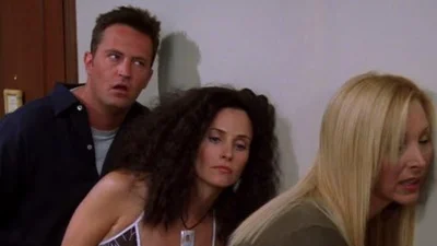 Зірка "Друзів" оригінально вшанувала пам'ять Меттью Перрі: "сміялась і плакала"