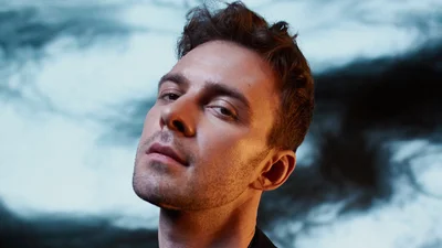 Макс Барских выпустил акустическую версию песни "Замало", которая пробирает до мурашек