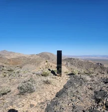 В пустыне вблизи Лас-Вегаса обнаружили загадочный зеркальный монолит – фото