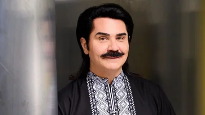 Павло Зібров "розірвав" мережу кумедним відео: співак став новим героєм "Бріджертонів"