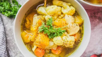 Просто і завжди смачно: рецепт ситного курячого супу з овочами