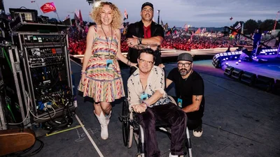 Зірка "Назад у майбутнє" повторив легендарну сцену з гітарою: тепер з хітом Coldplay