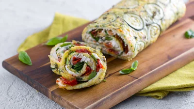 Ніжніше не буває: здивуй гостей кабачковим рулетом з плавленими сирками