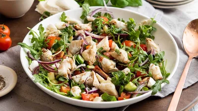 Легкое блюдо для ужина: летний салат с курицей и помидорами