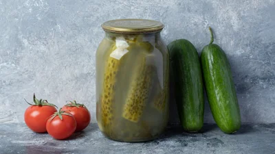 Время консервации: как закрыть хрустящие соленые огурцы