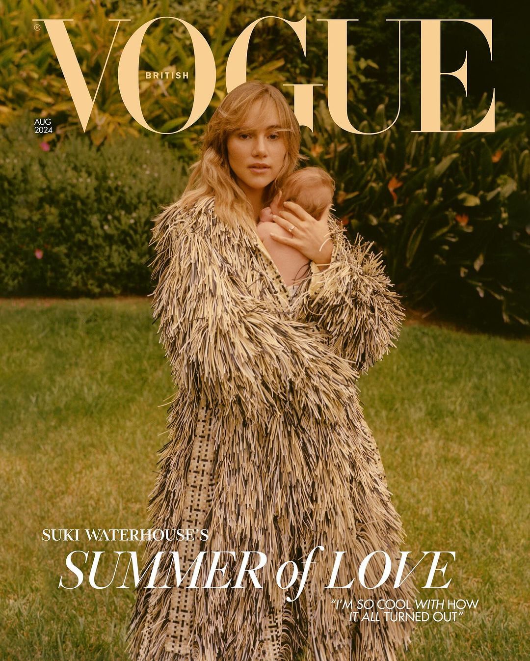 Возлюбленная Роберта Паттинсона показала их дочь на обложке Vogue - фото 621744