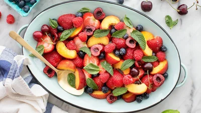 Море витаминов: приготовь красочный фруктово-ягодный салат