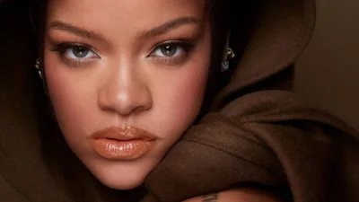 Ріанна презентувала власну лінійку помад у хустці від Руслана Багінського