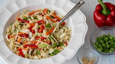 К мясу и рыбе: рецепт легкого салата из капусты и зеленого горошка