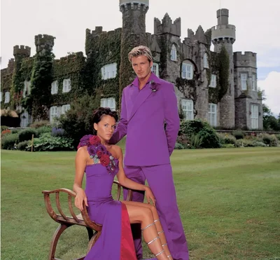 Вечно молодые и прекрасные: Виктория и Дэвид Бекхэмы примерили свои свадебные образы спустя 25 лет - фото 621993