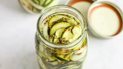 Хрусткі мариновані кабачки – легка закуска, яку можна готувати без світла