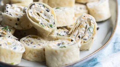 Швидкий перекус для дуже голодних: лаваш з кисломолочним сиром