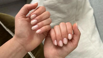 Молочный маникюр: 3 главных тренда для любительниц минимализма