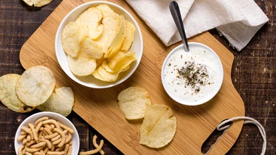 Смачні закуски до Євро-2024: готуємо чипси, сухарики та цибулеві кільця