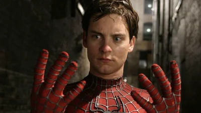 Людина-павук Тобі Магвайр зустрічається з моделлю, яка на 30 років молодша за нього