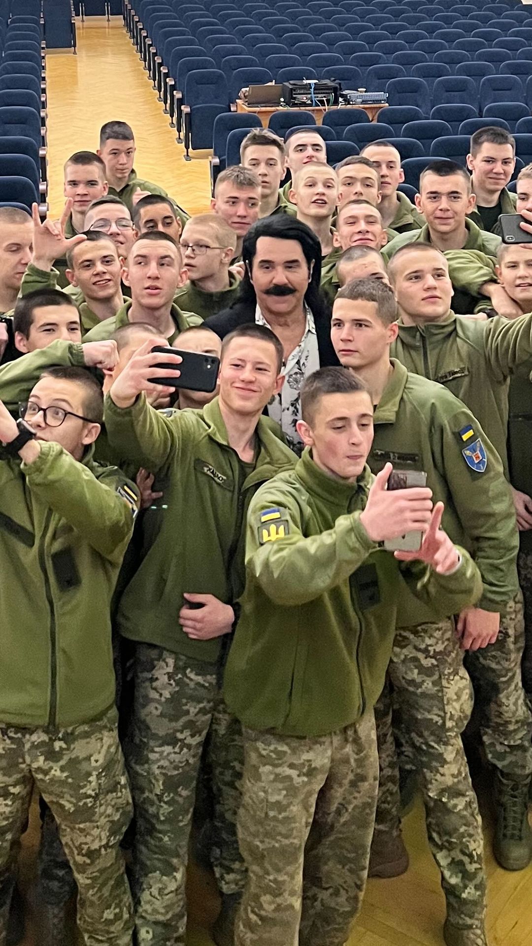Павло Зібров зі студентами військового ліцею - 622694 Павло Зібров зі студентами військового ліцею - фото 622694