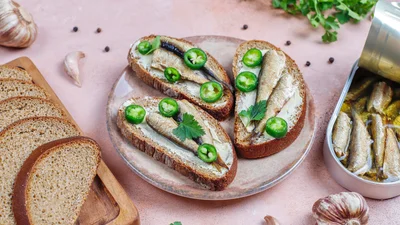 Бутерброди зі шпротами – швидкий перекус без світла