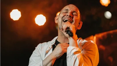 Упал, но продолжил петь: Валерий Харчишин едва не сорвал себе концерт