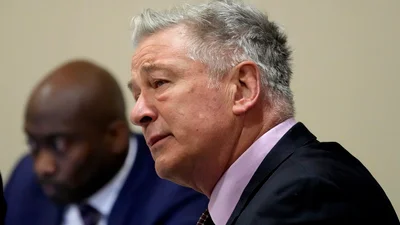 Дело против Алека Болдуина со стрельбой закрыто – актер разрыдался в зале суда