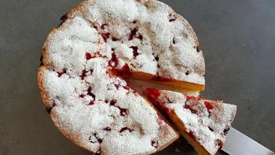 Сімейний пиріг з ягодами асорті – на одному шматочку не зупинитися