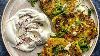 Більше не захочеш вівсянки: готуй кабачкові оладки з бринзою і зеленню