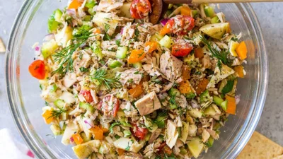 Готовим без света: сытный салат с тунцом и овощами