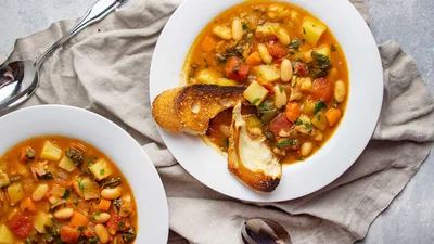 Добавь овощей в меню: рецепт известного итальянского супа минестроне