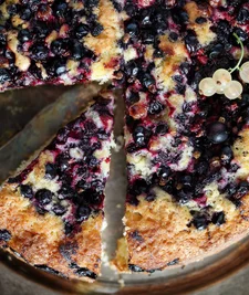 Літній десерт, який не підведе: рецепт пирога з чорною смородиною