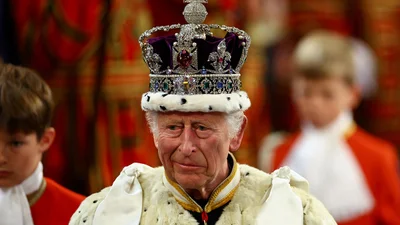 Поки Камілла відвернулась Чарльза ІІІ на публіці поцілувала інша жінка - відео