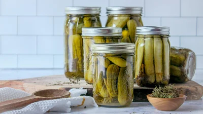 Хрустящие и кисловатые: пошаговый рецепт приготовления квашеных огурцов