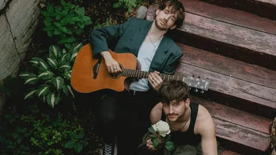 MOLODI у новій пісні "серенади" розповідають, як звучить кохання