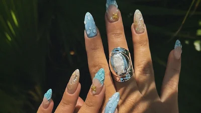 Френч з малюнком мушлі - наймодніший манікюр на літо 2024