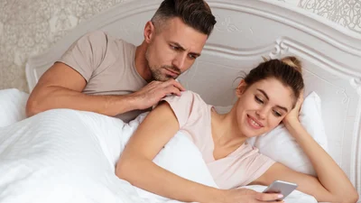 7 признаков того, что твой партнер имеет серьезные проблемы с доверием