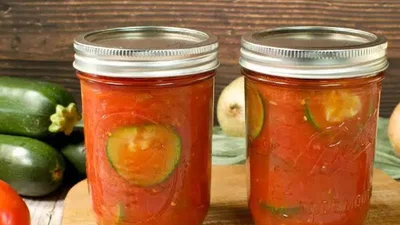 Кабачки с кетчупом в банке – простая закрутка, которая поразит пикантным вкусом