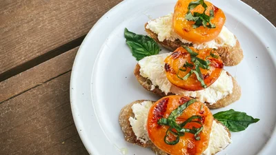 Вже всі приготували, а ти ще ні: смажені абрикоси з сиром та горішками