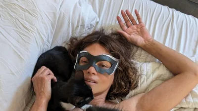 Голлі Беррі прикрила голі груди кошенятами: фігура 57-річної акторки вражає