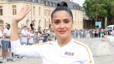 Сальма Гаєк показала, як несе олімпійський факел у Парижі